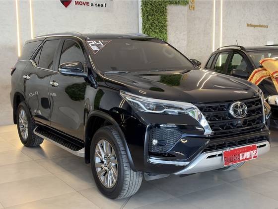 TOYOTA HILUX SW4 2.8 D-4D TURBO DIESEL SRX 7L 4X4 AUTOMÁTICO TOYOTA HILUX SW4 2.8 D-4D TURBO DIESEL SRX 7L 4X4 AUTOMÁTICO